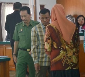 Sekda Provinsi Jambi, Ridham Priskap (baju Linmas) usai dimintai keterangannya